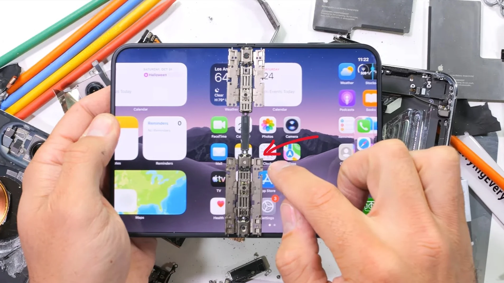 Teardown ujawnia, co psuje wewnętrzny wyświetlacz iPhone'a Duo