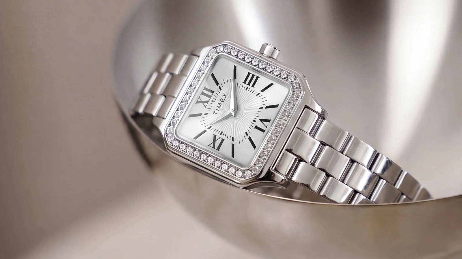 Timex prezentuje trzy zachwycające zegarki Addison z 50 kryształami i bransoletami ze stali nierdzewnej